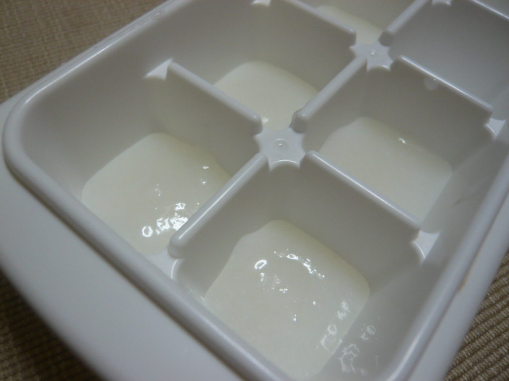 おかゆを製氷皿に入れて冷凍する