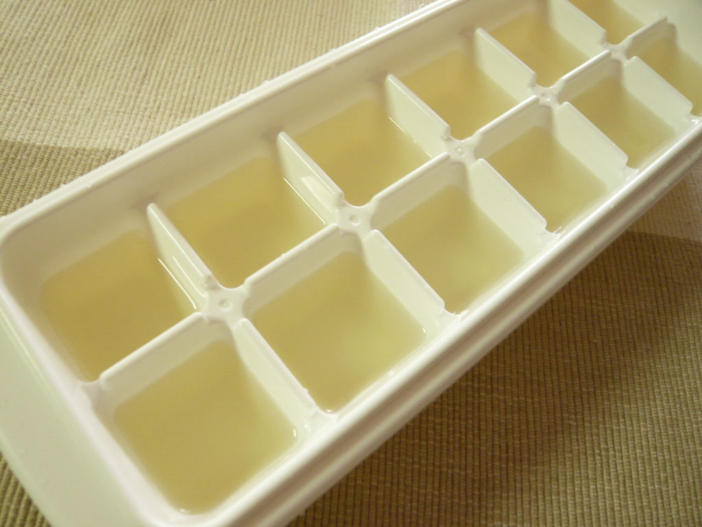 和風だしを製氷皿で冷凍