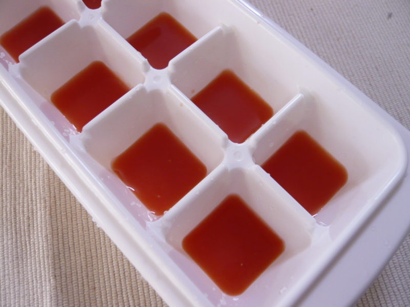 トマトを製氷皿に入れて冷凍する